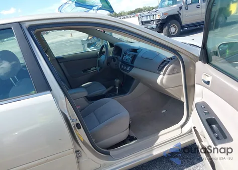 2005 Toyota Camry Le z USA, uszkodzony, nr VIN 4T1BE30K65U052726